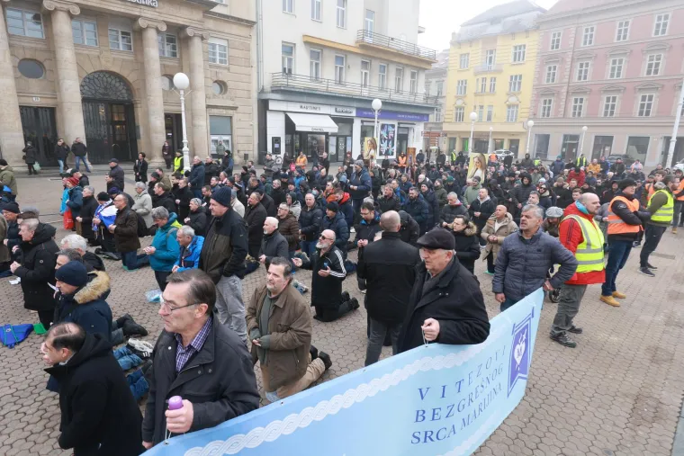 Muškarci mole diljem Hrvatske da postanu glavne face u obitelji. Pernar snimao prosvjednike protiv molitelja