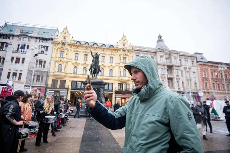 Mu&scaron;karci mole diljem Hrvatske da postanu glavne face u obitelji. Pernar snimao prosvjednike protiv molitelja