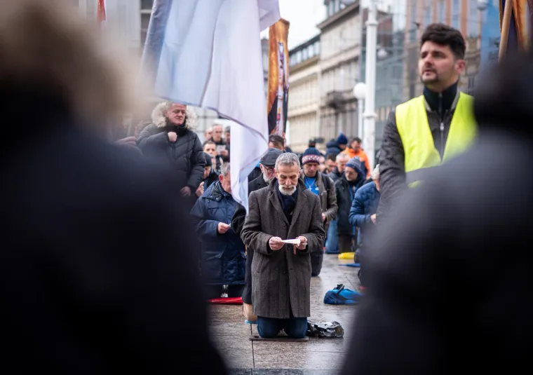 Mu&scaron;karci mole diljem Hrvatske da postanu glavne face u obitelji. Pernar snimao prosvjednike protiv molitelja