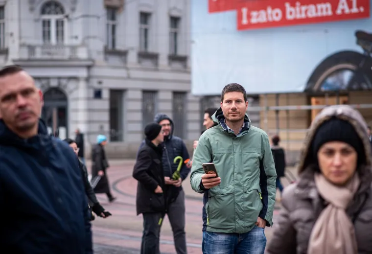 Mu&scaron;karci mole diljem Hrvatske da postanu glavne face u obitelji. Pernar snimao prosvjednike protiv molitelja