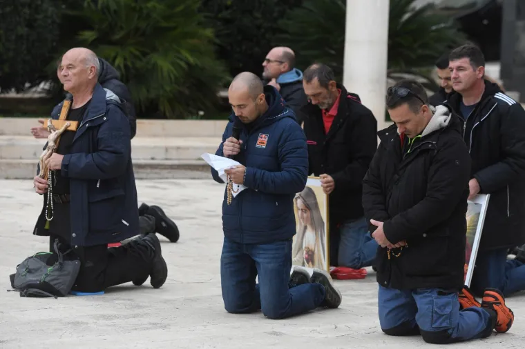 Mu&scaron;karci mole diljem Hrvatske da postanu glavne face u obitelji. Pernar snimao prosvjednike protiv molitelja