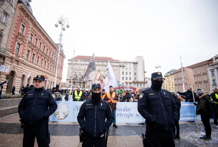 Mu&scaron;karci mole diljem Hrvatske da postanu glavne face u obitelji. Pernar snimao prosvjednike protiv molitelja