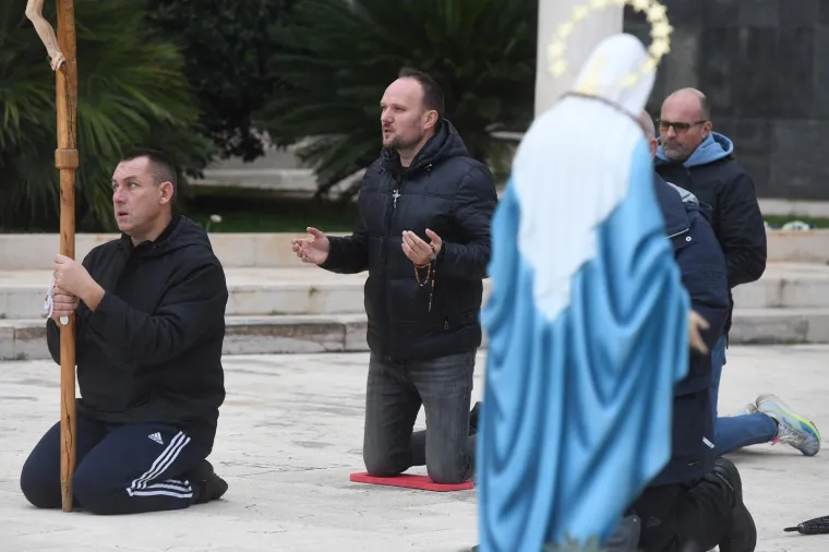 Mu&scaron;karci mole diljem Hrvatske da postanu glavne face u obitelji. Pernar snimao prosvjednike protiv molitelja