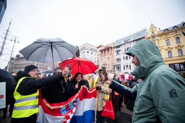 Mu&scaron;karci mole diljem Hrvatske da postanu glavne face u obitelji. Pernar snimao prosvjednike protiv molitelja