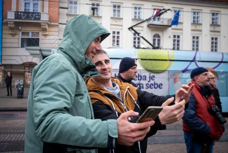 Mu&scaron;karci mole diljem Hrvatske da postanu glavne face u obitelji. Pernar snimao prosvjednike protiv molitelja