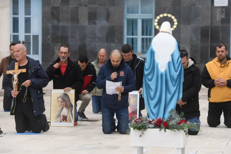 Mu&scaron;karci mole diljem Hrvatske da postanu glavne face u obitelji. Pernar snimao prosvjednike protiv molitelja