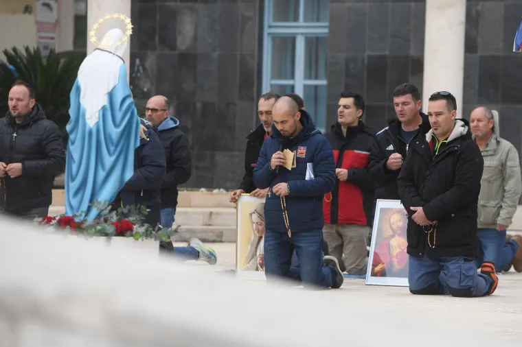 Mu&scaron;karci mole diljem Hrvatske da postanu glavne face u obitelji. Pernar snimao prosvjednike protiv molitelja