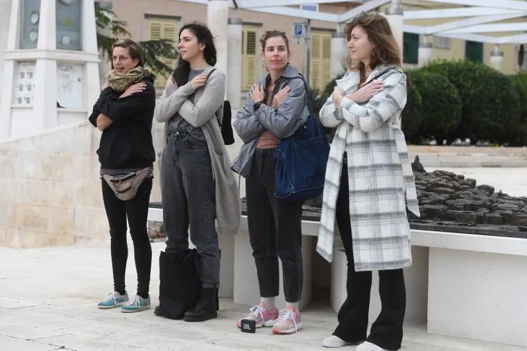 Mu&scaron;karci mole diljem Hrvatske da postanu glavne face u obitelji. Pernar snimao prosvjednike protiv molitelja