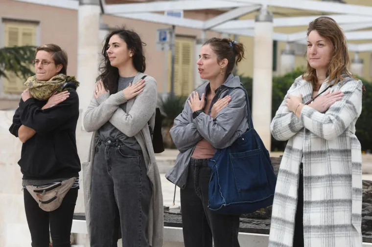 Mu&scaron;karci mole diljem Hrvatske da postanu glavne face u obitelji. Pernar snimao prosvjednike protiv molitelja