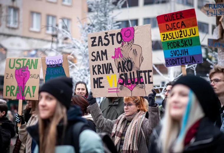 Mu&scaron;karci mole diljem Hrvatske da postanu glavne face u obitelji. Pernar snimao prosvjednike protiv molitelja