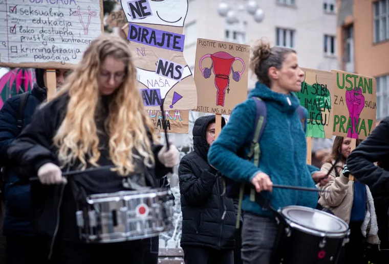 Mu&scaron;karci mole diljem Hrvatske da postanu glavne face u obitelji. Pernar snimao prosvjednike protiv molitelja