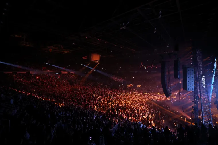 Aleksandra Prijović zapalila atmosferu u Areni, pogledajte kako danas sjaji u ljubičastom: 'Kad sam bila mala...'