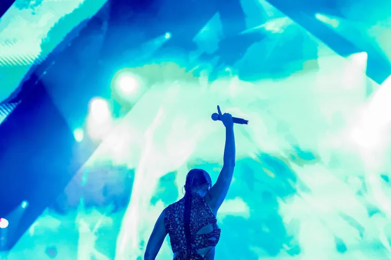 Aleksandra Prijović zapalila atmosferu u Areni, pogledajte kako danas sjaji u ljubičastom: 'Kad sam bila mala...'