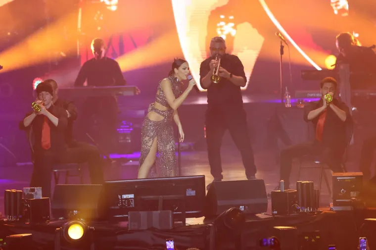 Aleksandra Prijović zapalila atmosferu u Areni, pogledajte kako danas sjaji u ljubičastom: 'Kad sam bila mala...'