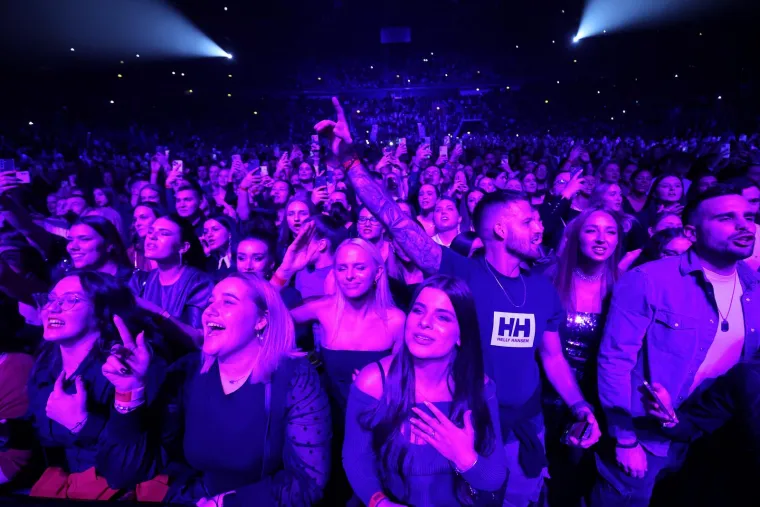 Aleksandra Prijović zapalila atmosferu u Areni, pogledajte kako danas sjaji u ljubičastom: 'Kad sam bila mala...'