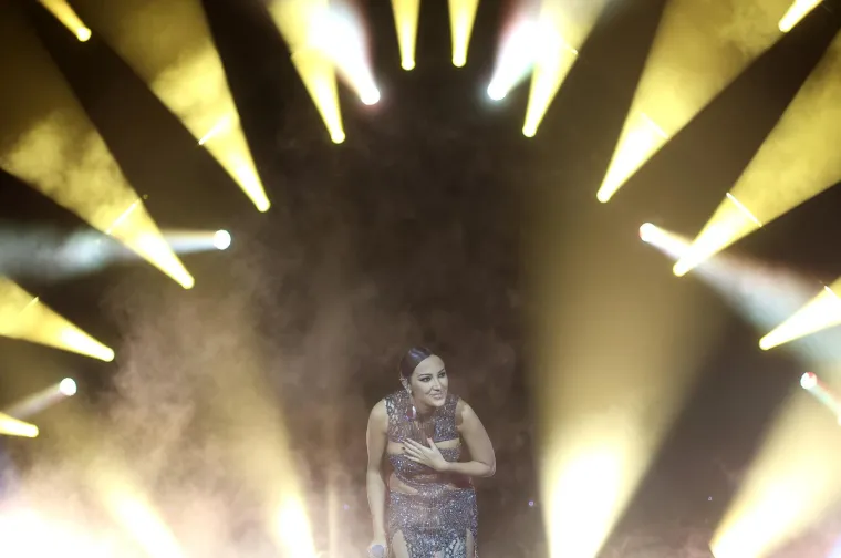 Aleksandra Prijović zapalila atmosferu u Areni, pogledajte kako danas sjaji u ljubičastom: 'Kad sam bila mala...'