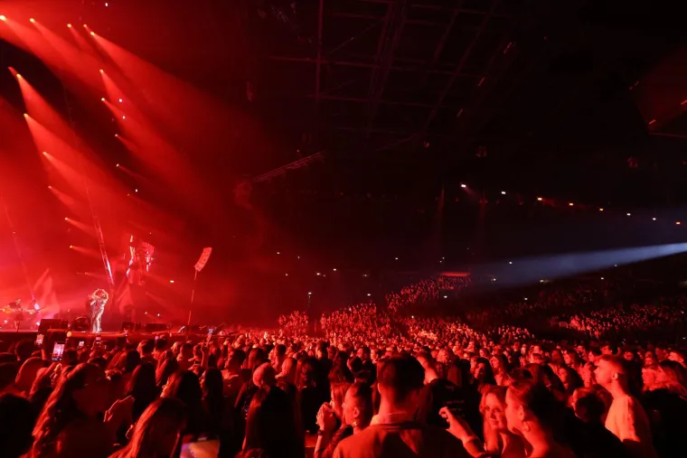 Aleksandra Prijović zapalila atmosferu u Areni, pogledajte kako danas sjaji u ljubičastom: 'Kad sam bila mala...'