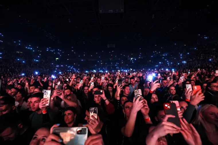 Aleksandra Prijović zapalila atmosferu u Areni, pogledajte kako danas sjaji u ljubičastom: 'Kad sam bila mala...'