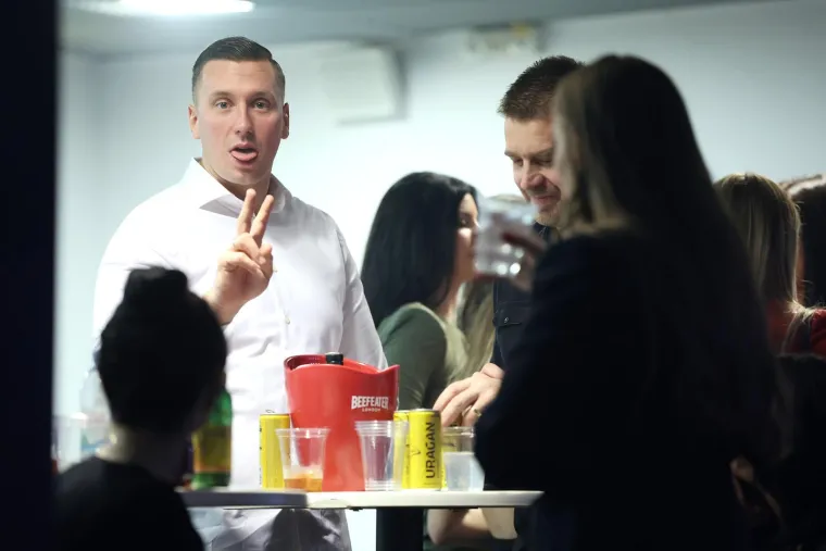 Aleksandra Prijović zapalila atmosferu u Areni, pogledajte kako danas sjaji u ljubičastom: 'Kad sam bila mala...'