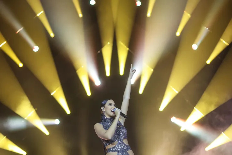 Aleksandra Prijović zapalila atmosferu u Areni, pogledajte kako danas sjaji u ljubičastom: 'Kad sam bila mala...'