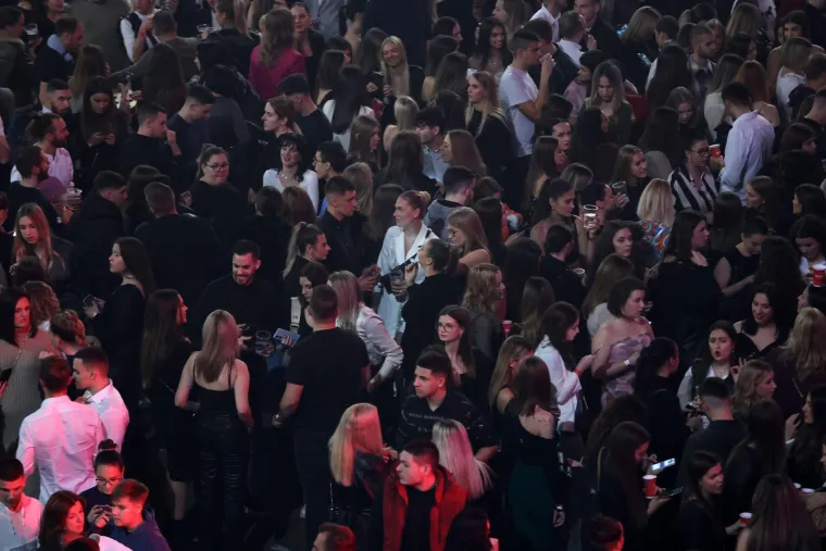 Aleksandra Prijović zapalila atmosferu u Areni, pogledajte kako danas sjaji u ljubičastom: 'Kad sam bila mala...'