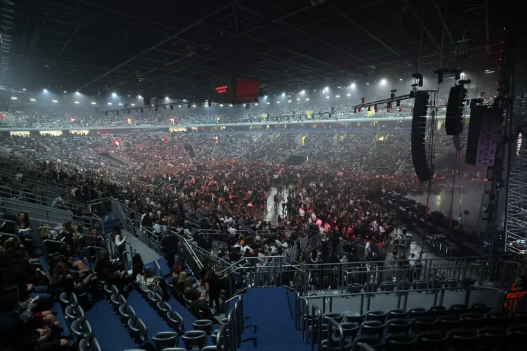 Aleksandra Prijović zapalila atmosferu u Areni, pogledajte kako danas sjaji u ljubičastom: 'Kad sam bila mala...'