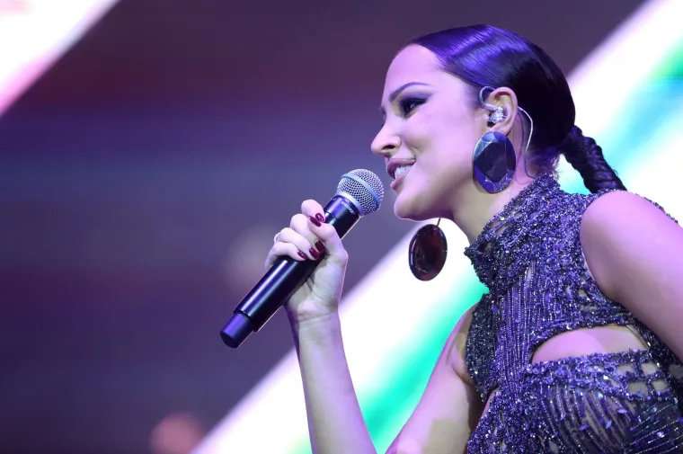 Aleksandra Prijović zapalila atmosferu u Areni, pogledajte kako danas sjaji u ljubičastom: 'Kad sam bila mala...'