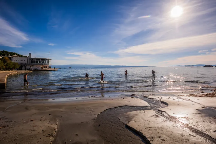 Ma kakva zima, kakav snijeg. Picigin u prosincu i dalje je najbolji! Evo kako to rade kupači na Bačvicama