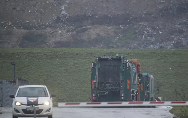 Kamioni Čistoće dovoze otpad na Jakuševac na dio gdje je prvi puta bio odron