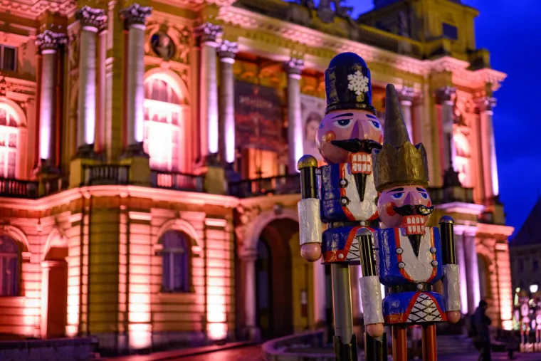 Ora&scaron;ari ispred zgrade Hrvatskog narodnog kazali&scaron;ta u Zagrebu