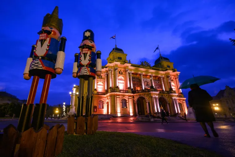 Ora&scaron;ari ispred zgrade Hrvatskog narodnog kazali&scaron;ta u Zagrebu
