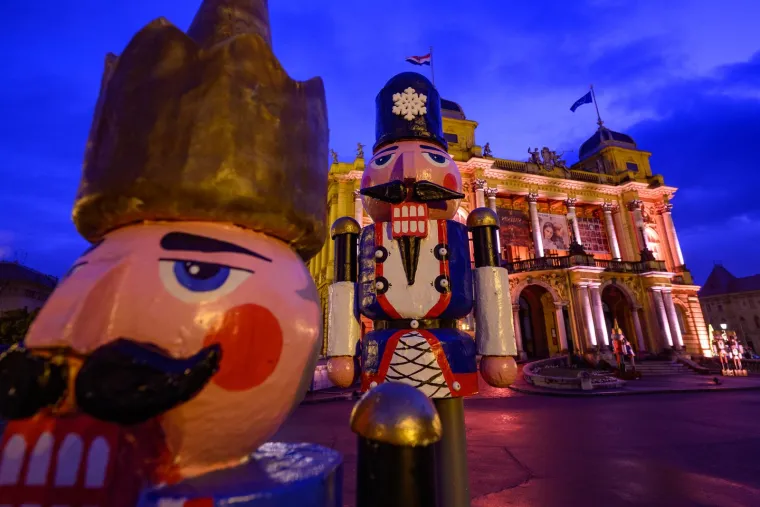 Ora&scaron;ari ispred zgrade Hrvatskog narodnog kazali&scaron;ta u Zagrebu