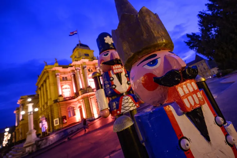 Ora&scaron;ari ispred zgrade Hrvatskog narodnog kazali&scaron;ta u Zagrebu