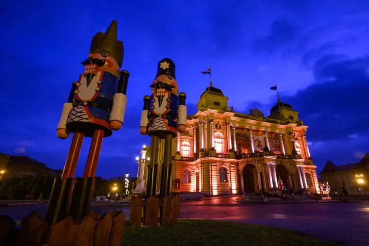 Ora&scaron;ari ispred zgrade Hrvatskog narodnog kazali&scaron;ta u Zagrebu