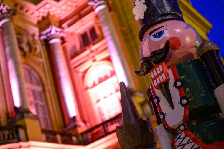 Ora&scaron;ari ispred zgrade Hrvatskog narodnog kazali&scaron;ta u Zagrebu