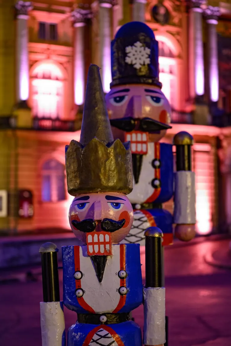 Ora&scaron;ari ispred zgrade Hrvatskog narodnog kazali&scaron;ta u Zagrebu