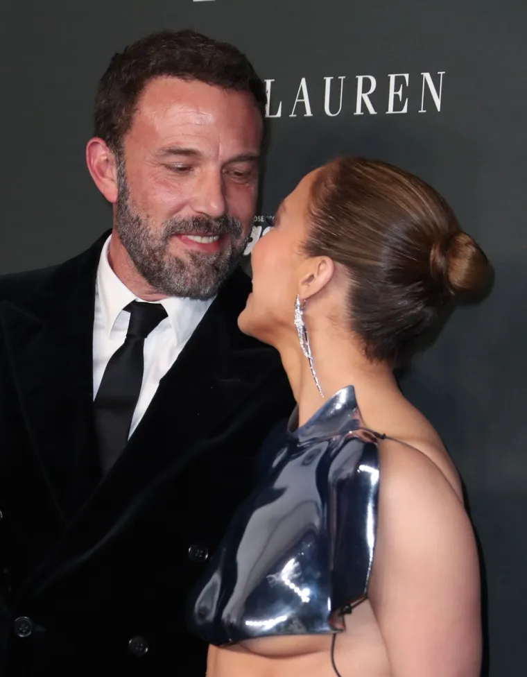 Jennifer Lopez ispod hrabre i neobične kreacije provirio dobar dio grudi, ali i brutalno isklesani trbušnjaci