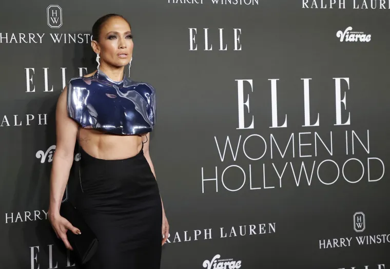 Jennifer Lopez ispod hrabre i neobične kreacije provirio dobar dio grudi, ali i brutalno isklesani trbušnjaci