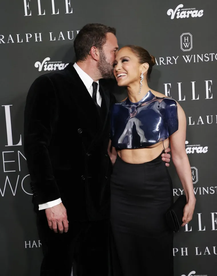 Jennifer Lopez ispod hrabre i neobične kreacije provirio dobar dio grudi, ali i brutalno isklesani trbušnjaci