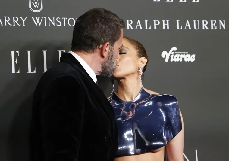 Jennifer Lopez ispod hrabre i neobične kreacije provirio dobar dio grudi, ali i brutalno isklesani trbušnjaci