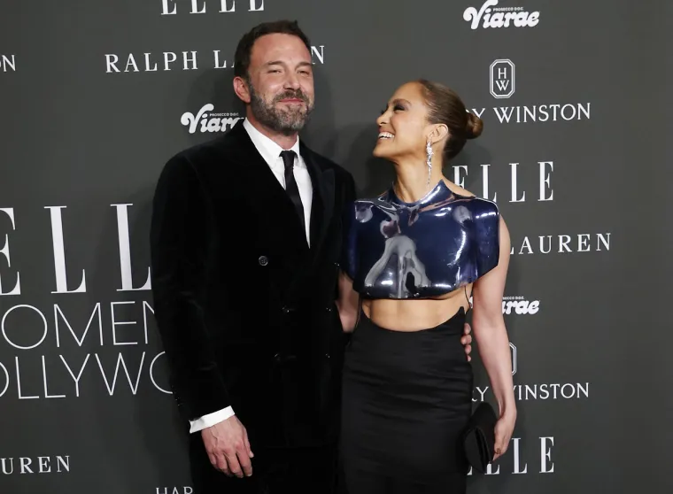 Jennifer Lopez ispod hrabre i neobične kreacije provirio dobar dio grudi, ali i brutalno isklesani trbušnjaci