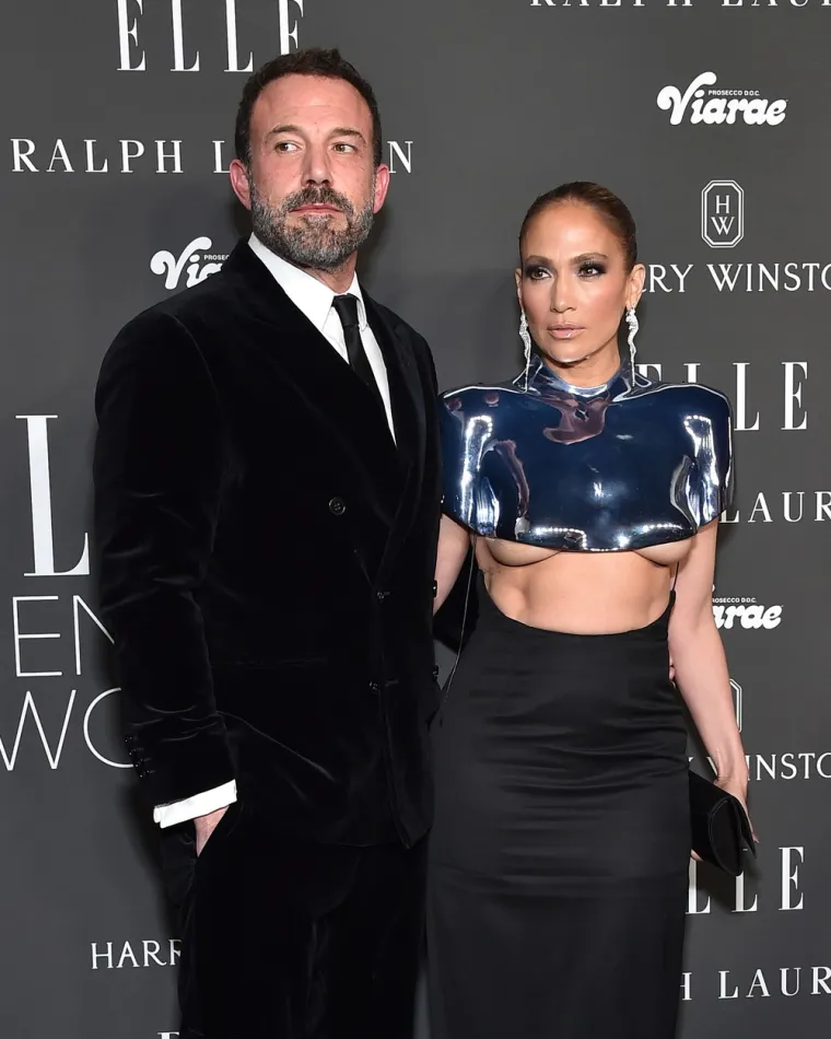 Jennifer Lopez ispod hrabre i neobične kreacije provirio dobar dio grudi, ali i brutalno isklesani trbušnjaci