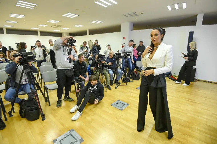 Kako piše 24sata, samo ova modna kombinacija stoji 4300 eura. Naime, hlače stoje 2000, a sako 2300 eura.