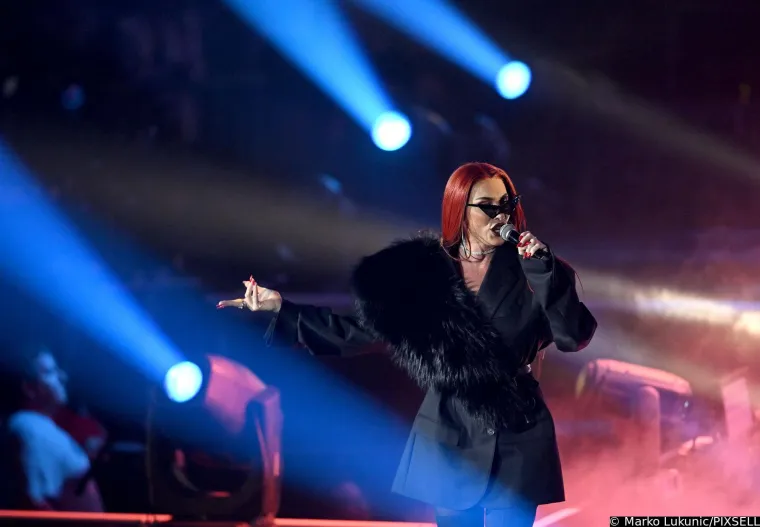 Cijela Arena podivljala je kad se pojavila Ivana Banfić, skoro je i Dino Merlin ostao bez teksta: Legenda je blistala