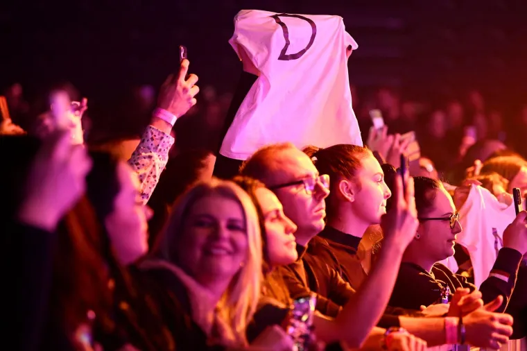 Cijela Arena podivljala je kad se pojavila Ivana Banfić, skoro je i Dino Merlin ostao bez teksta: Legenda je blistala