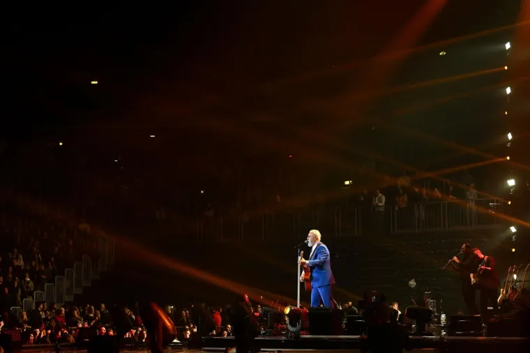 Cijela Arena podivljala je kad se pojavila Ivana Banfić, skoro je i Dino Merlin ostao bez teksta: Legenda je blistala