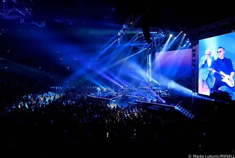 Cijela Arena podivljala je kad se pojavila Ivana Banfić, skoro je i Dino Merlin ostao bez teksta: Legenda je blistala