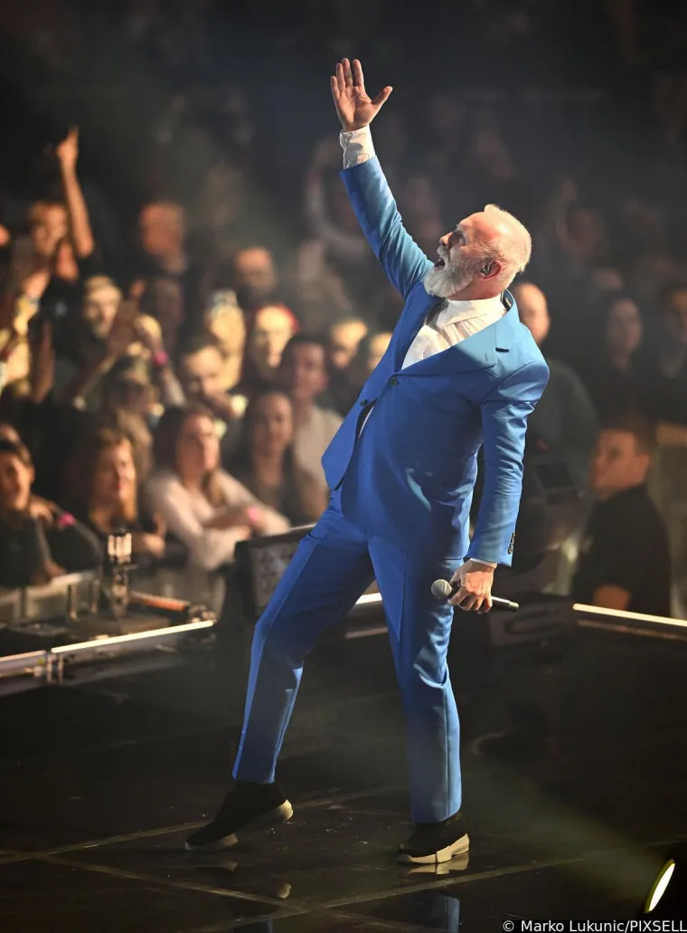 Cijela Arena podivljala je kad se pojavila Ivana Banfić, skoro je i Dino Merlin ostao bez teksta: Legenda je blistala