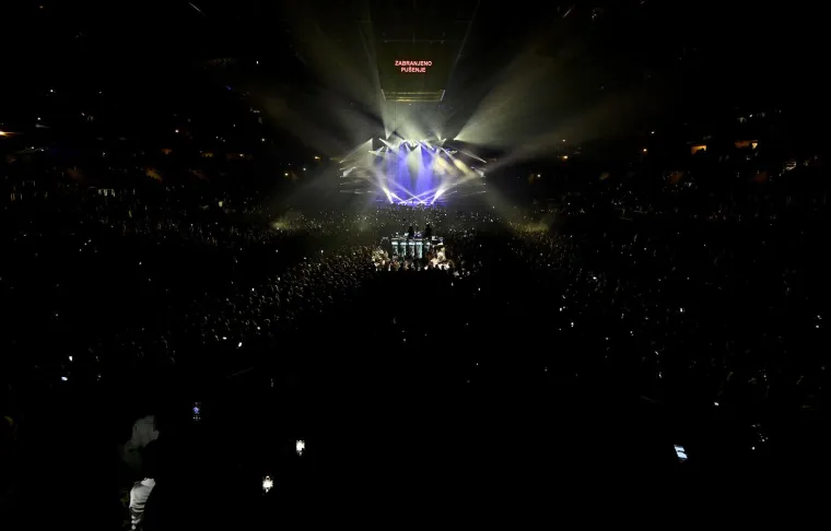 Cijela Arena podivljala je kad se pojavila Ivana Banfić, skoro je i Dino Merlin ostao bez teksta: Legenda je blistala