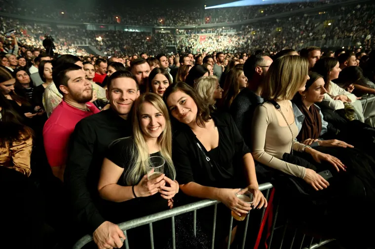 Cijela Arena podivljala je kad se pojavila Ivana Banfić, skoro je i Dino Merlin ostao bez teksta: Legenda je blistala